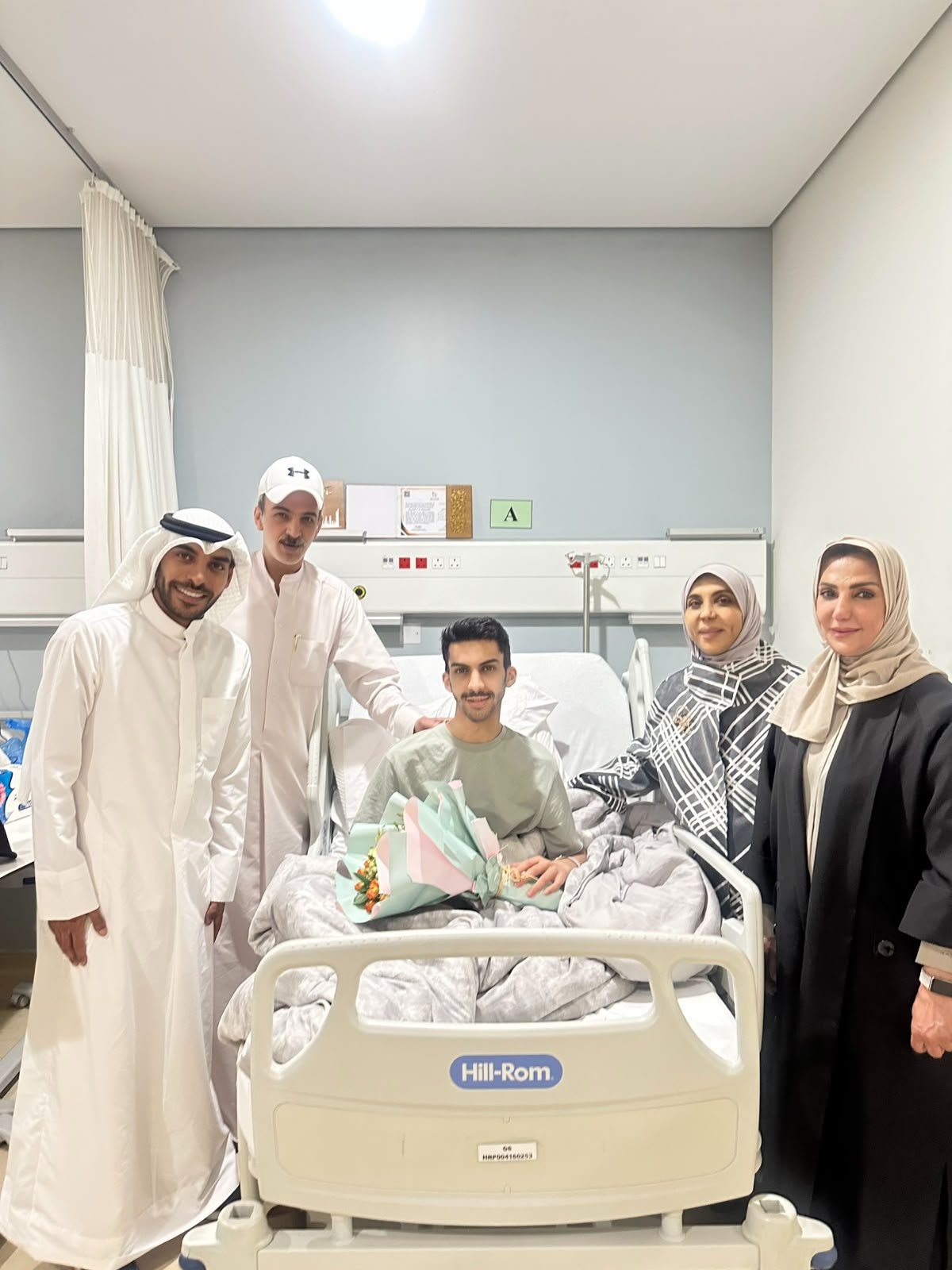 الدكتورة مريم الوتيد تزور بطل الكويت عايض العتيبي وتمنحه عضوية موسوعة نبلاء السير الذاتية